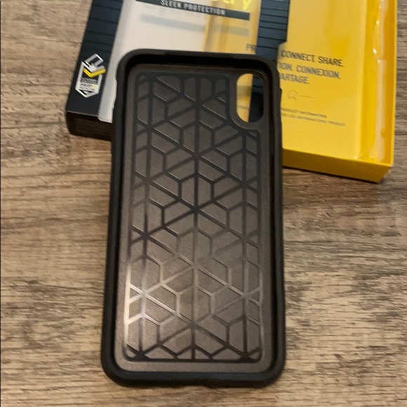 OtterBox iPhone XS Max Black Symmetry Case - Picture 3 of 6